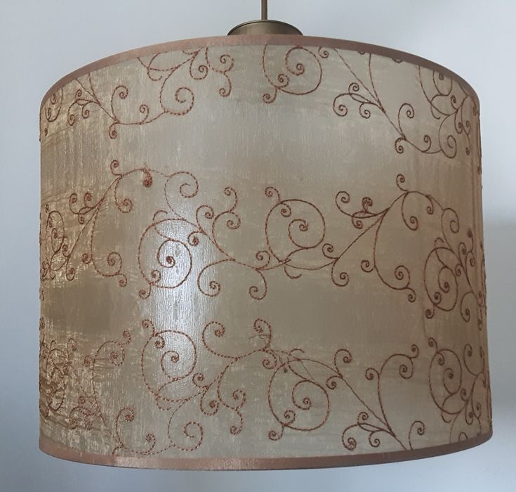 Candeeiro de tecto tons dourado