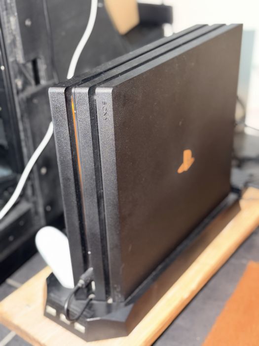 PS4 PRO 1TB + Base de ventilacao e carregamento de comandos