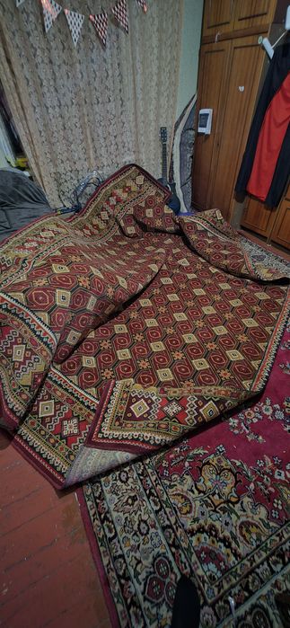 Килим 2.9 на 3.9 
2,5м х 1,5м. Якщо, будуть питання пишіть аб