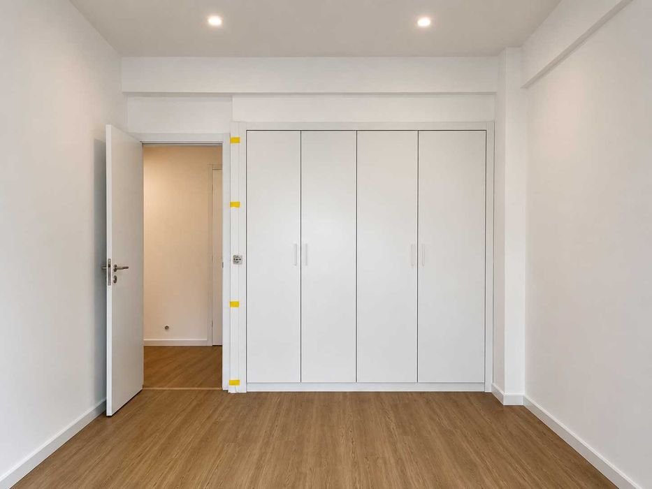 Apartamento T3 Carnaxide, com 2 varandas e 2 frentes - Totalmente remodelado