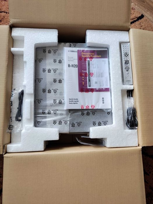 Amplituner YAMAHA R-N2000A