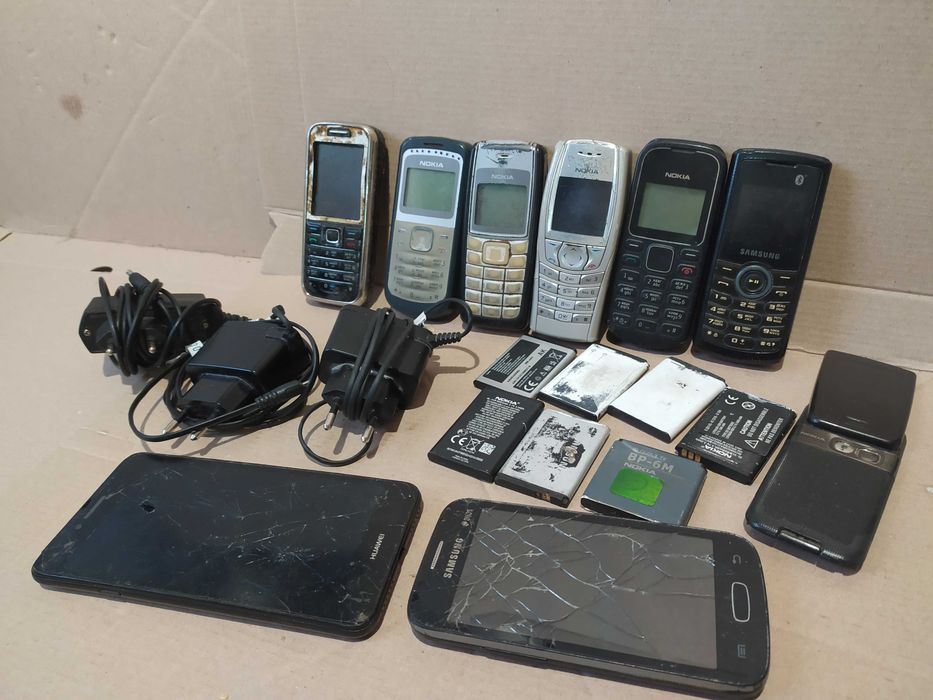 Кнопочный мобильный телефон всё вместе