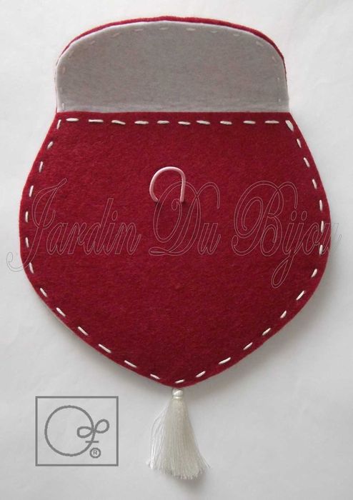 Bolsa Lírios, bordada à mão.