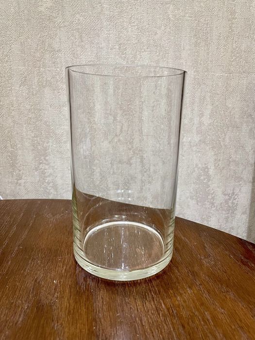 Скляна ваза для квітів