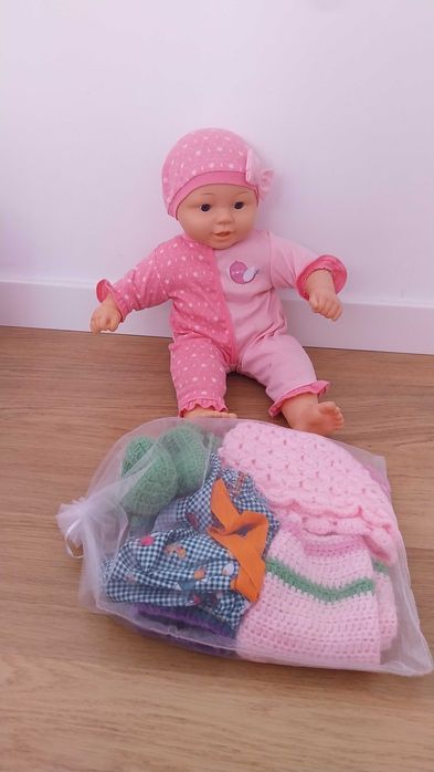 Boneca com 3 Conjuntos de Roupas extra - Usada em ótimo estado