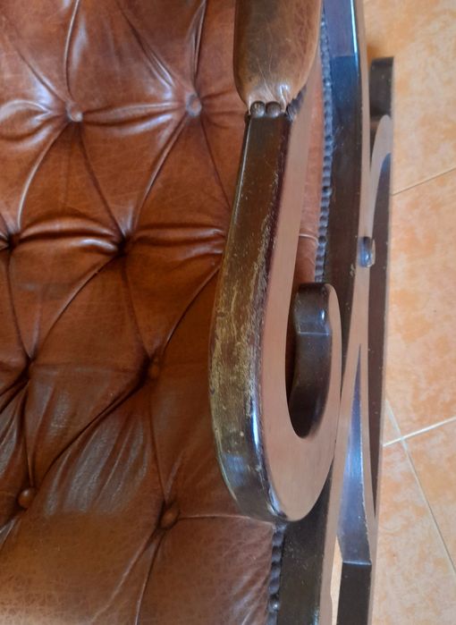 Cadeira de baloiço, estofada a pele genuína.