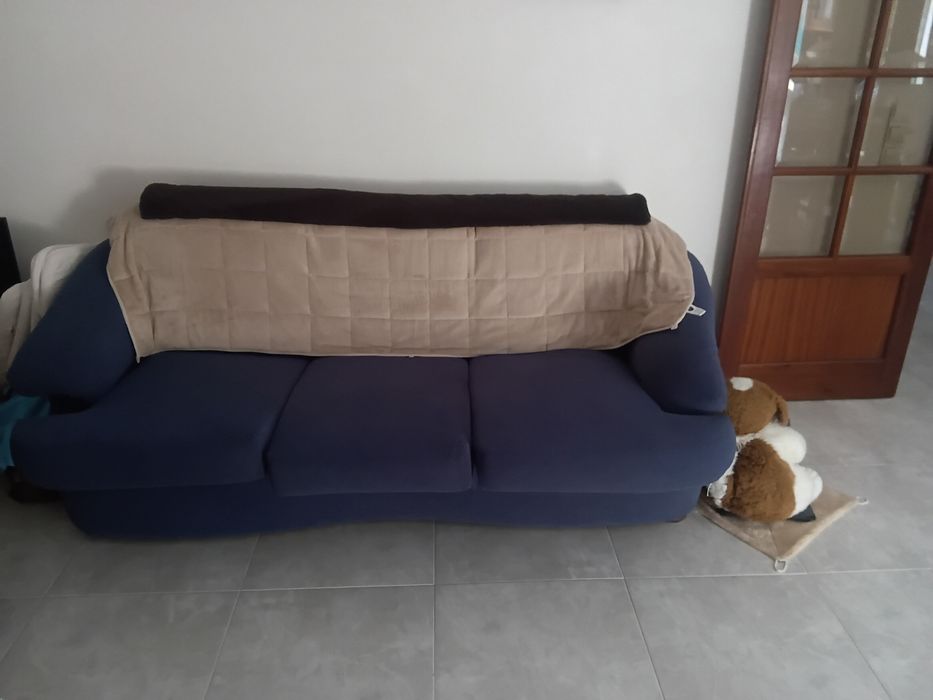 SOFÁS DE 2 E DE 3 Lugares  Com Boa Extrutura e Bem  Conservados.