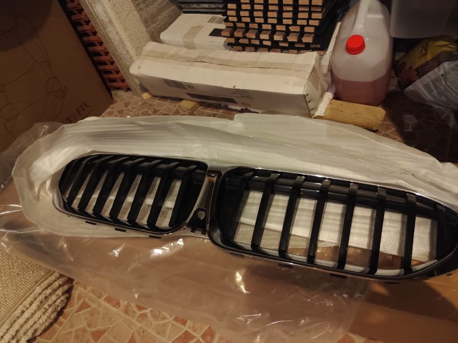 Vendo uma  grelha Mercedese uma gre