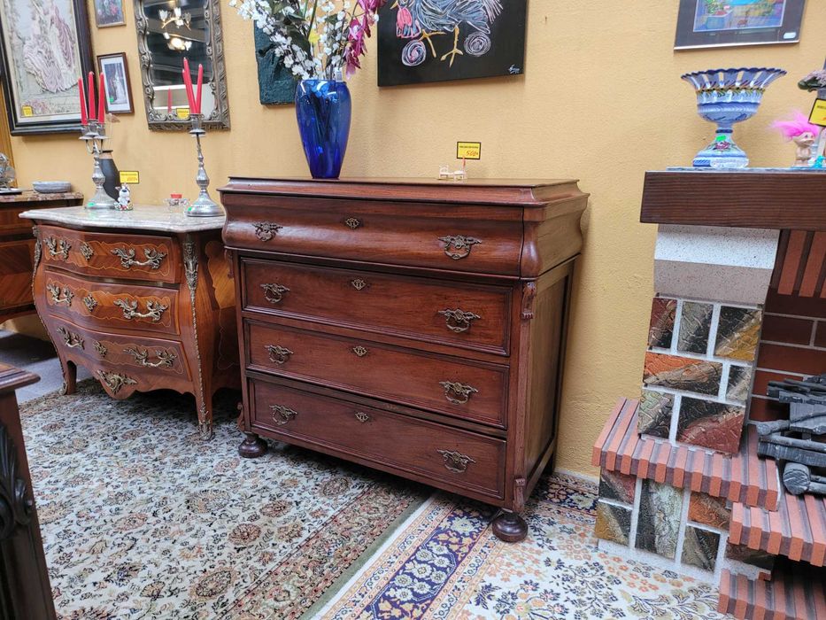 Cómoda muito antiga em madeira maciça em óptimo estado