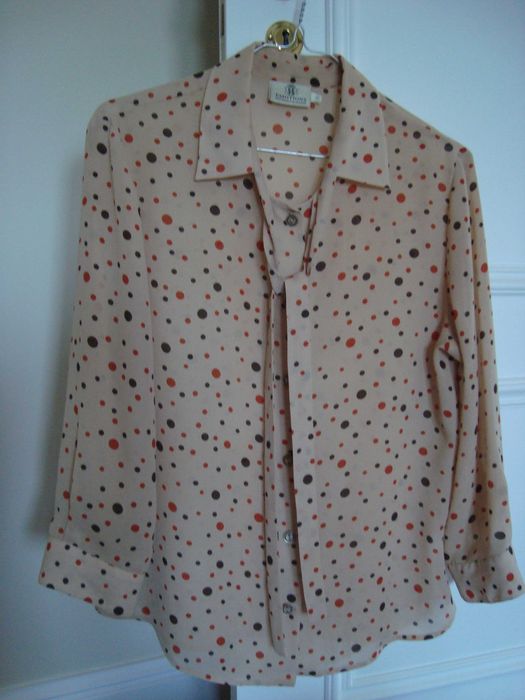 Camisa/ Blusa bege às bolinhas com laçada/laço, 38