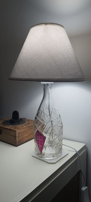 Candeeiro de mesa em  garrafa.