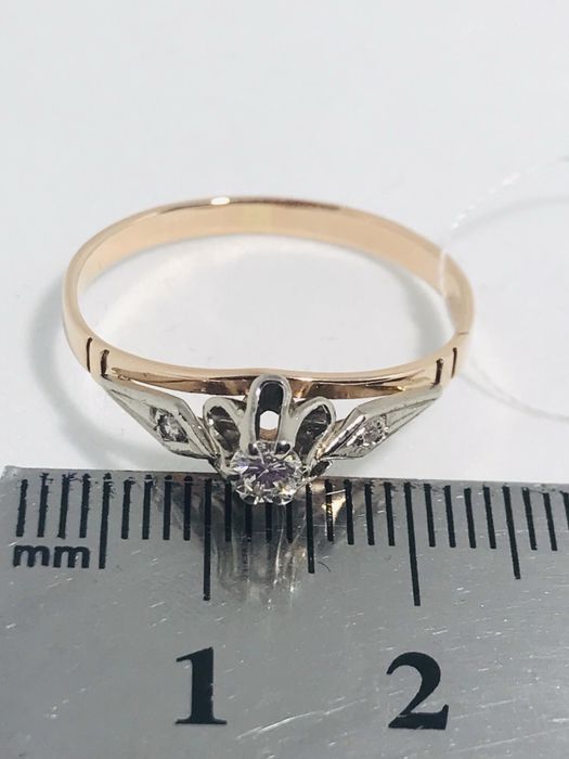 Золотое кольцо с бриллиантом .Золота каблучка з діамантами