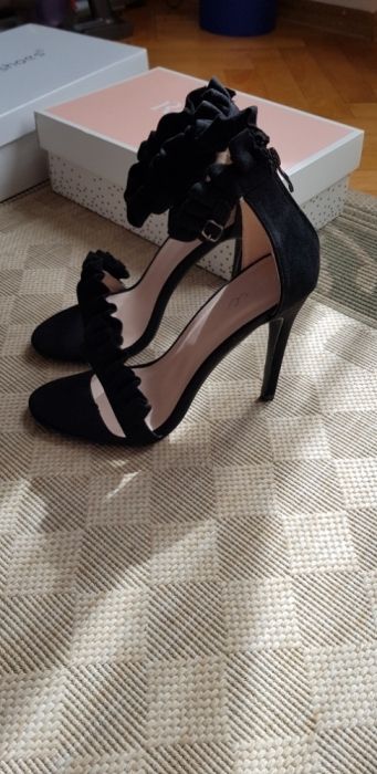 Czarne sandałki na obcasie
