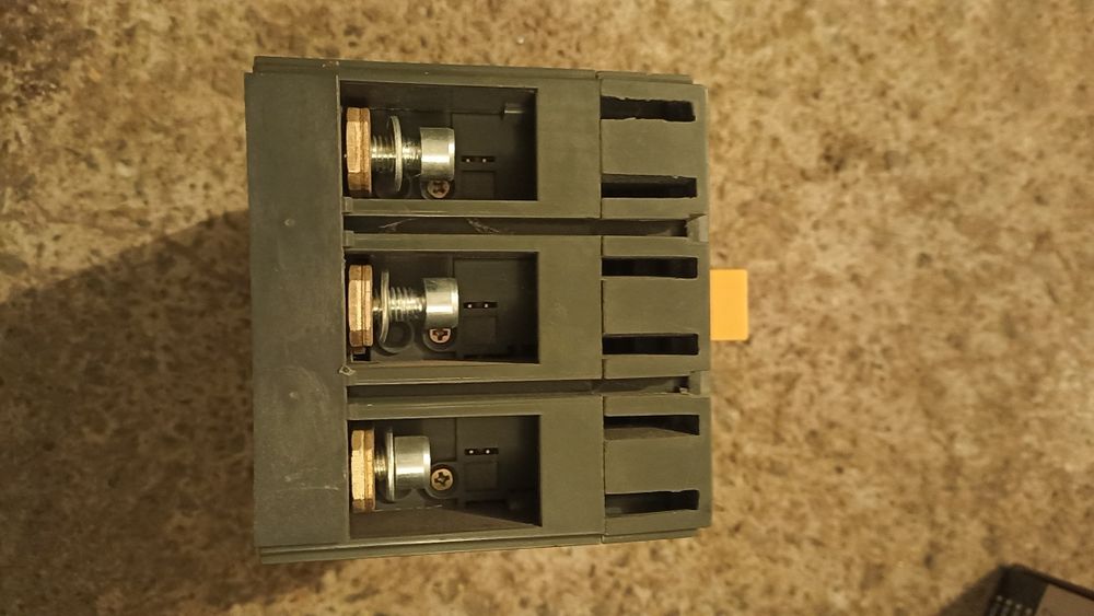 Автоматичний вимикач