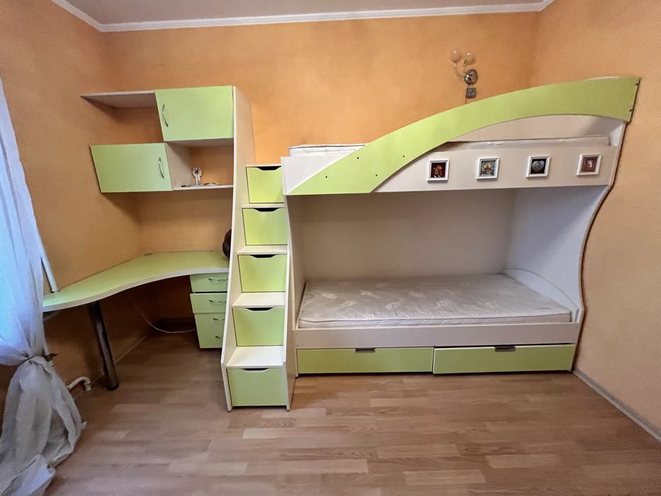 Коплект детской мебели .