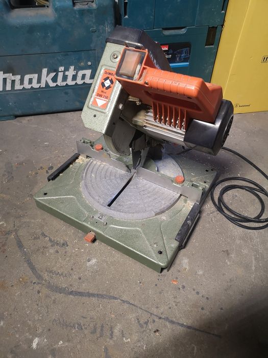 Profesionalna Piła Ukośnica DeWalt