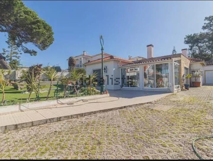 Lagoa de Albufeira. Moradia térrea com estrutura para o segundo andar.