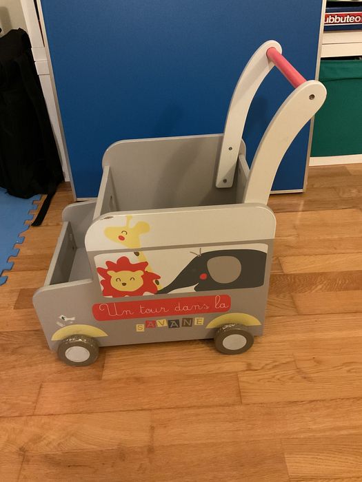 Caixa para brinquedos em forma de carro