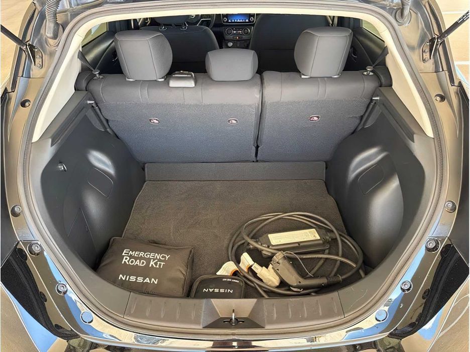 Nissan LEAF      2025