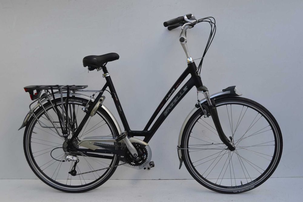 Czarny rower trekkingowy * Gazelle Fuente koła 28'' 57cm parka