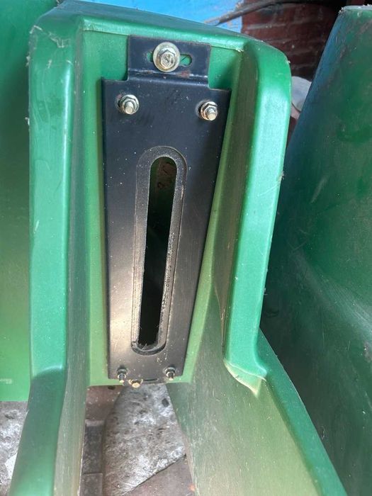 Дільник (правий + лівий ) жатки John Deere Б/В   (в м. Біла Церква Київська область)