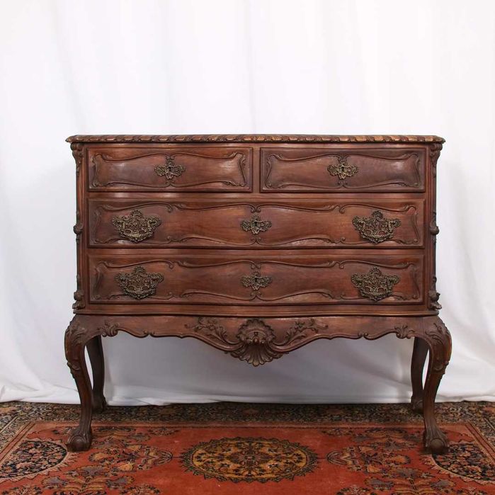 Cómoda ao estilo D. João V em madeira maciça