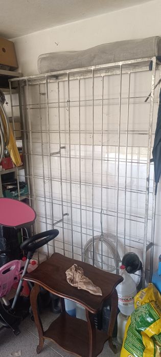 Porta garrafões em ferro