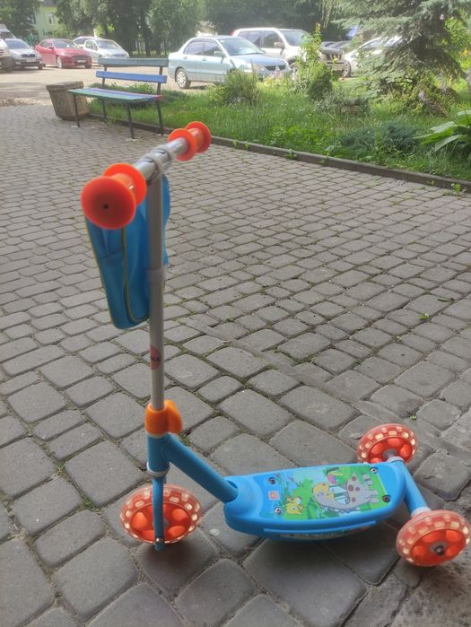 Дитячий самокат.