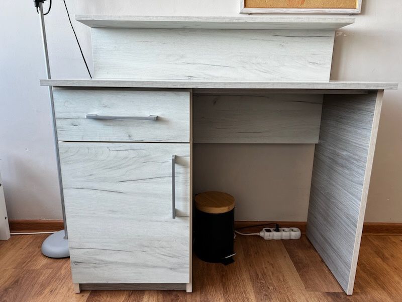 Biurko w kolorze  jasno szarym