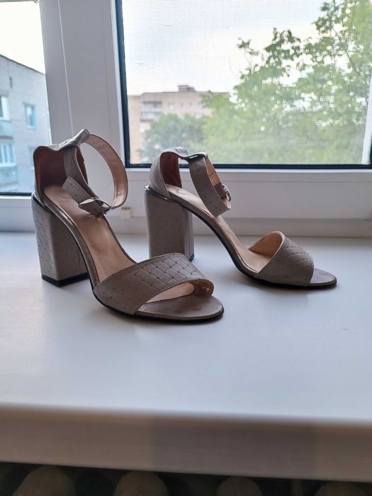 Шкіряні босоніжки на підборах