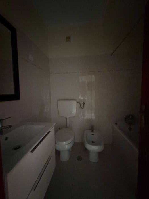 Apartamento T2, Rés-do-Chão, com boas áreas, bastante soalheiro e bem localizado. Fácil acesso a A2,  sito na quinta do lírios.