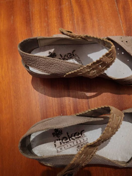 Sapatos em pele genuína da marca Rieker. Como Novos
