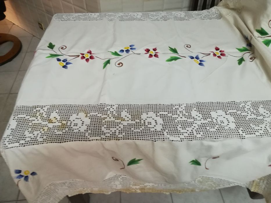 Toalhas e colchas em croché, renda, bordadas, com aplicações