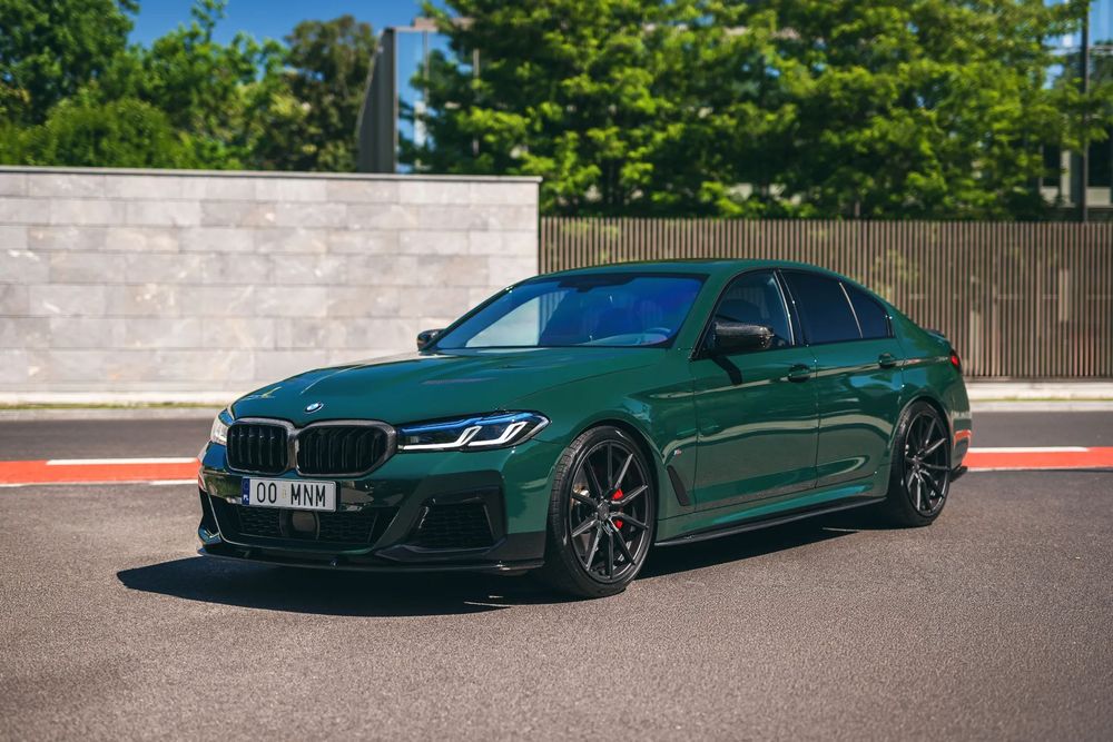 BMW Seria 5 BMW M550i xDrive 2021 | Individual British Racing Green | 39 500 km |