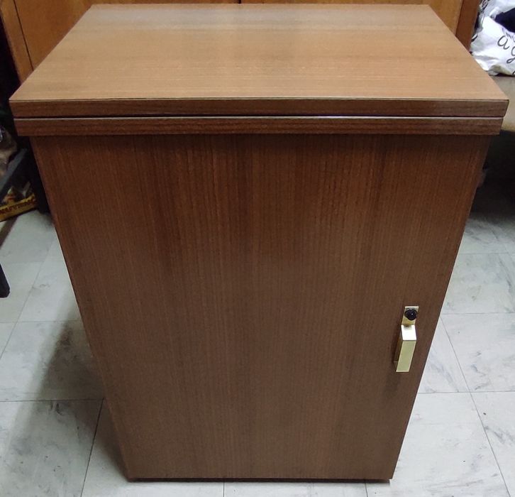 Máquina de costura Singer com móvel