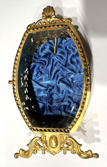 Antigo relicário / vitrine para relógio de bolso francês dourado