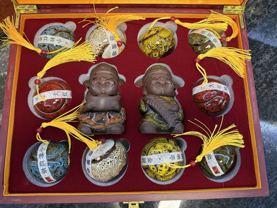 Елітний подарунковий набір китайського чаю з фігурками достатку