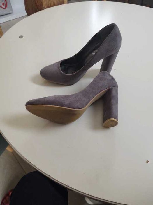 Szare czółenka na słupku 37