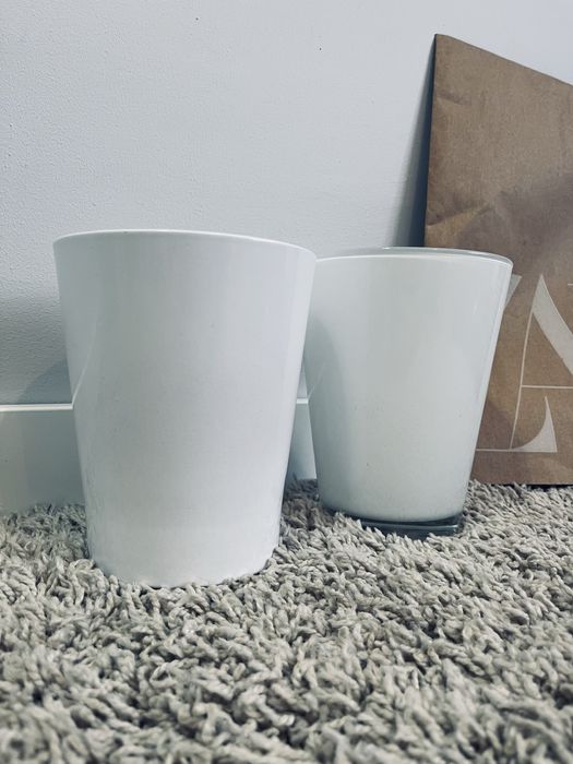 Zestaw dwoch bialych porcelanowych ceramicznych donica doniczka