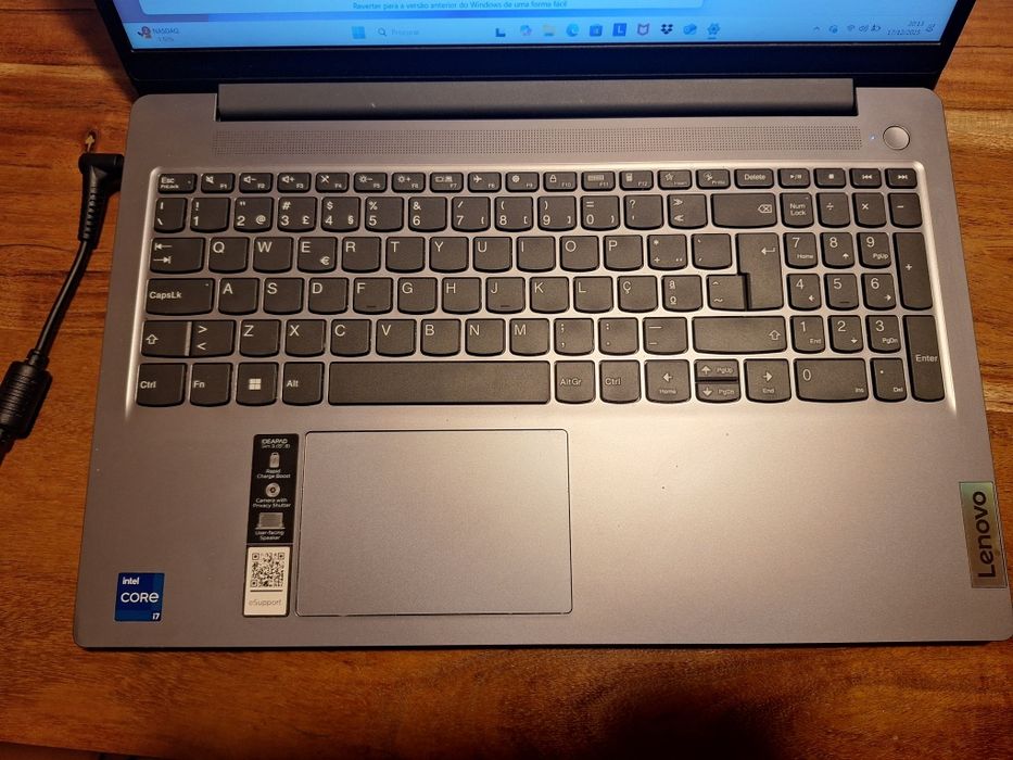 PC Laptop Lenovo IdeaPad Slim 3