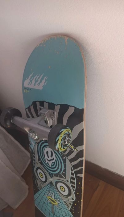 Skate com capacete e proteções