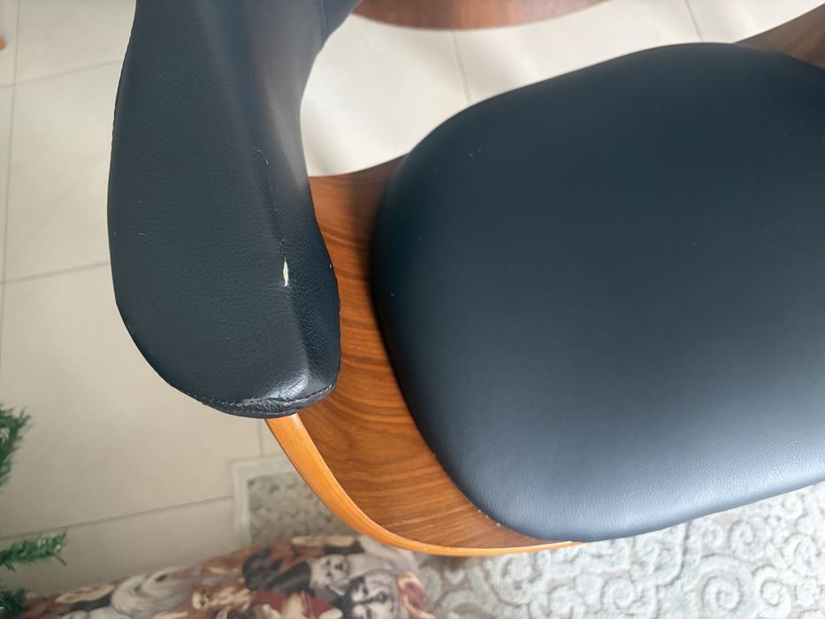 Cadeiras em nogueira e couro preto