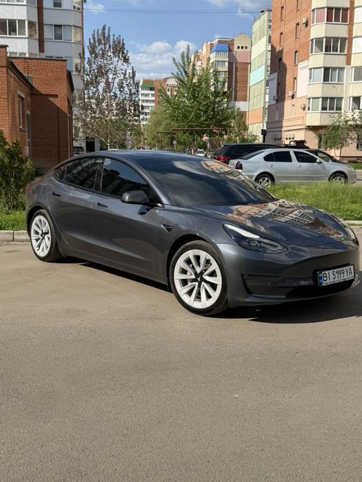 Tesla dual motor 2022 року