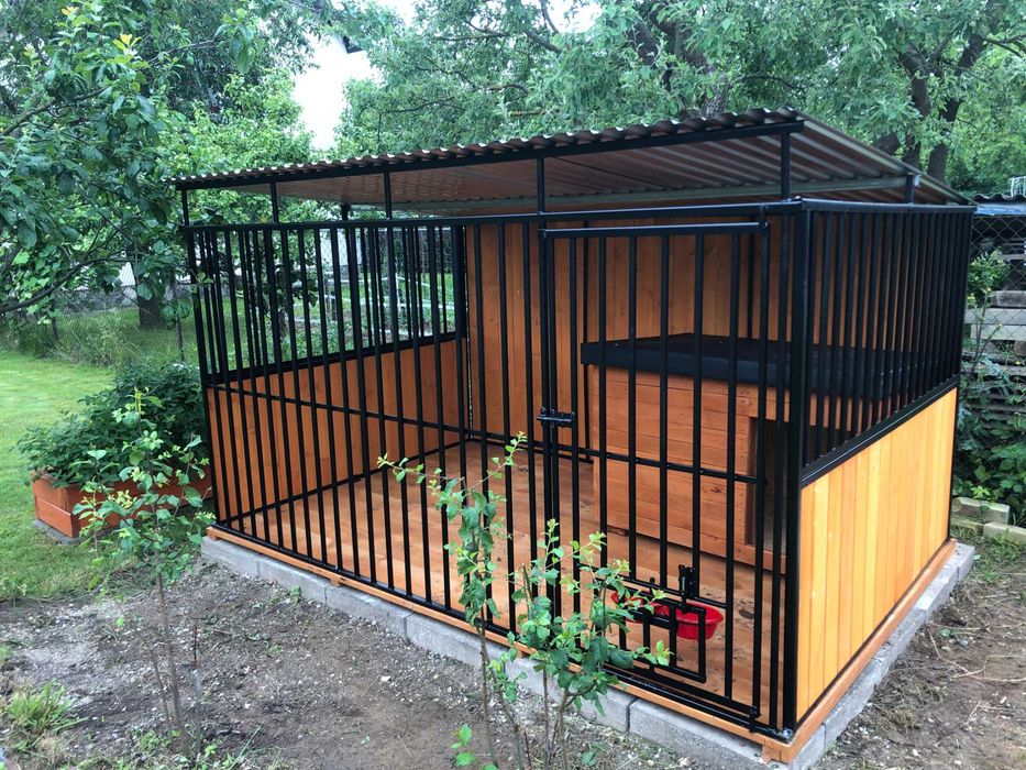 kojec  dla psa ,box  z elementami drewna- od producenta.