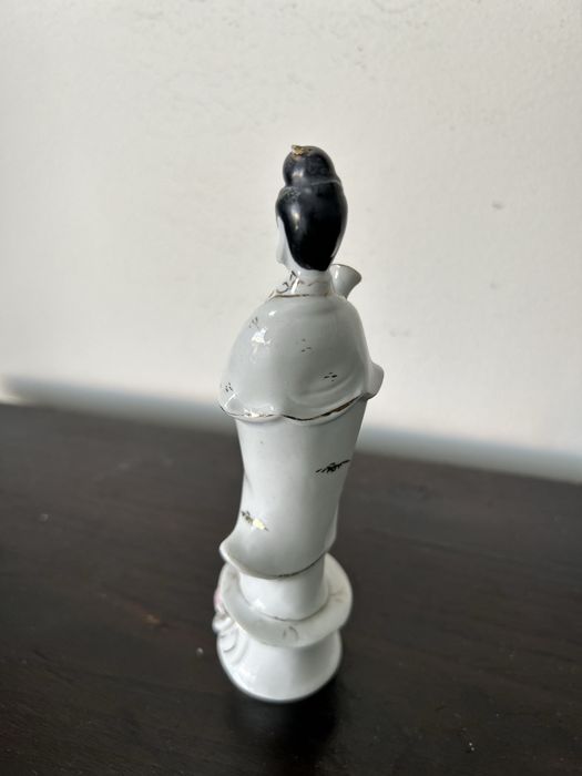 Estatueta chinesa em procelana.