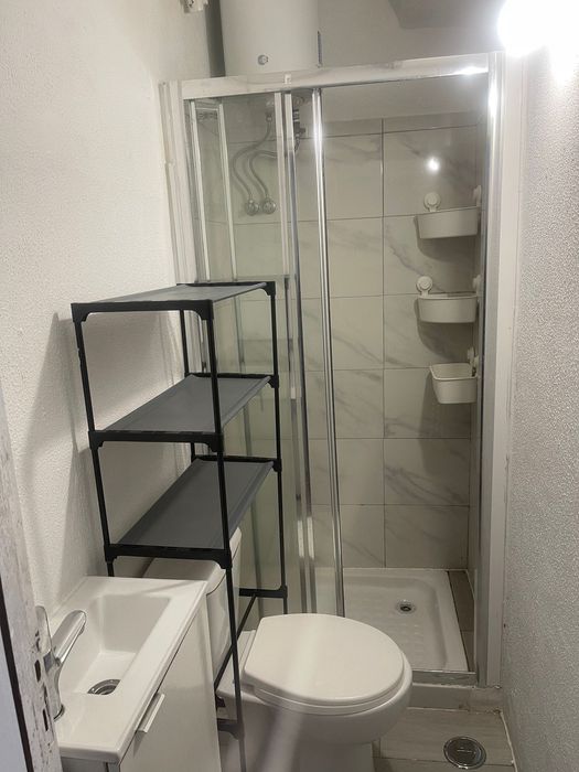 Arrenda se quarto de casal(wc privado) em Linda a velha