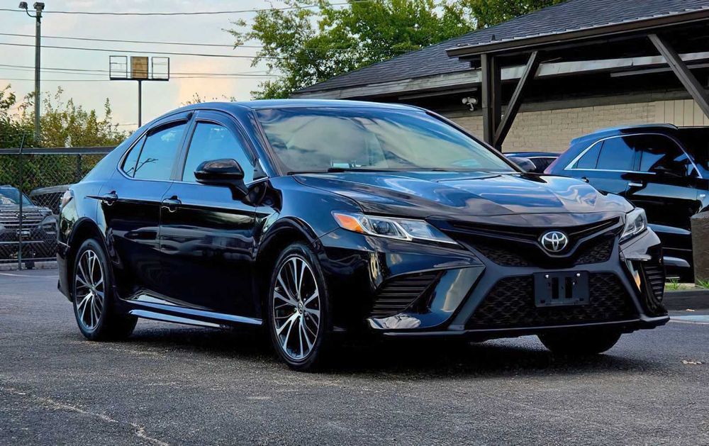 Toyota Camry SE      2020