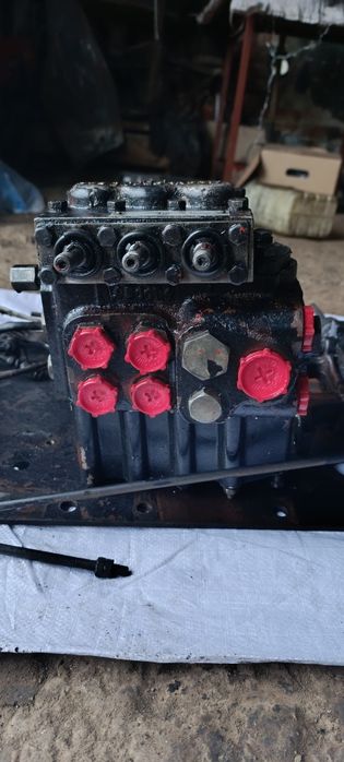 Продам комплектом гідророзподільник