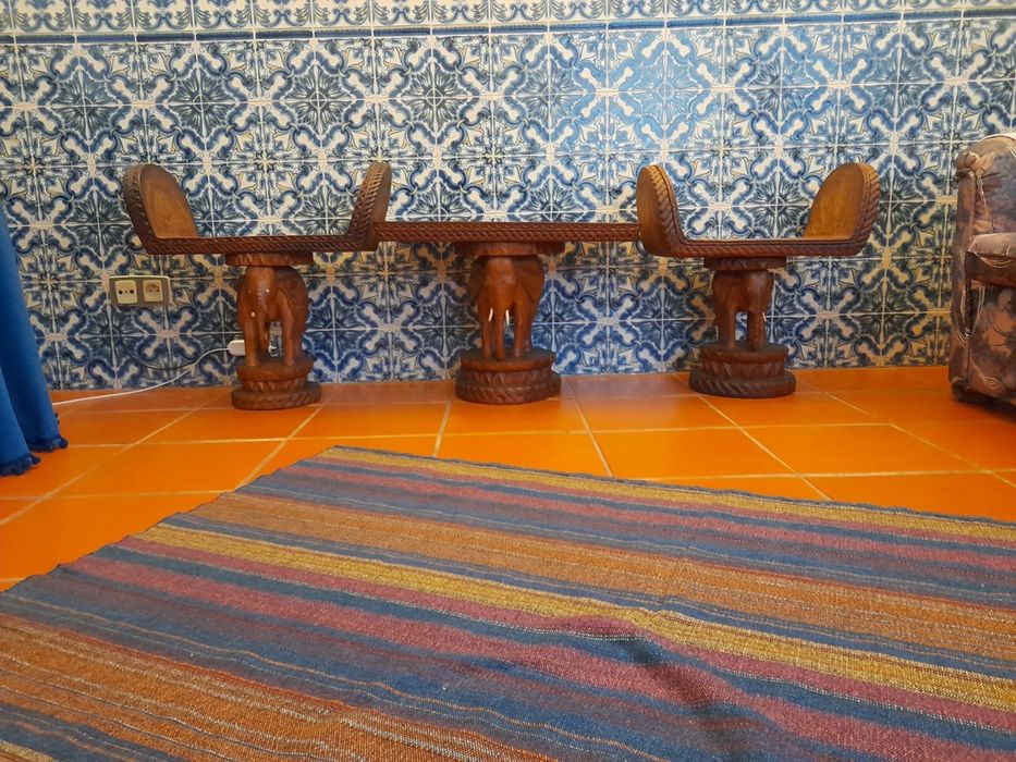 Bancos e mesa em madeira africana