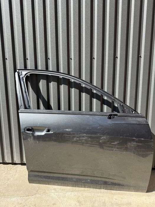 Передня права дверь Audi A6 C8